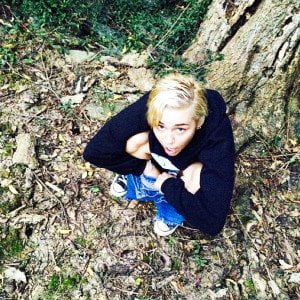 miley-cyrus-woods-peeing