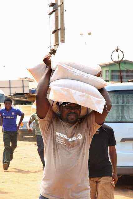 VIDEO : TB Joshua Carrying 3 Bags Of Rice on his head