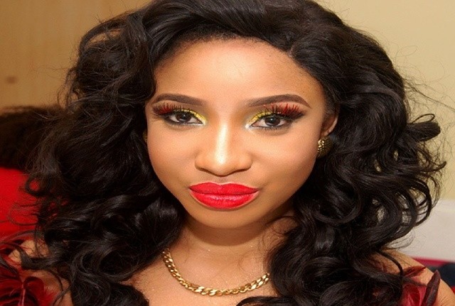 Fake Lifestyle: Tonto Dikeh Shakes A Table That Has Some Celebrities On It