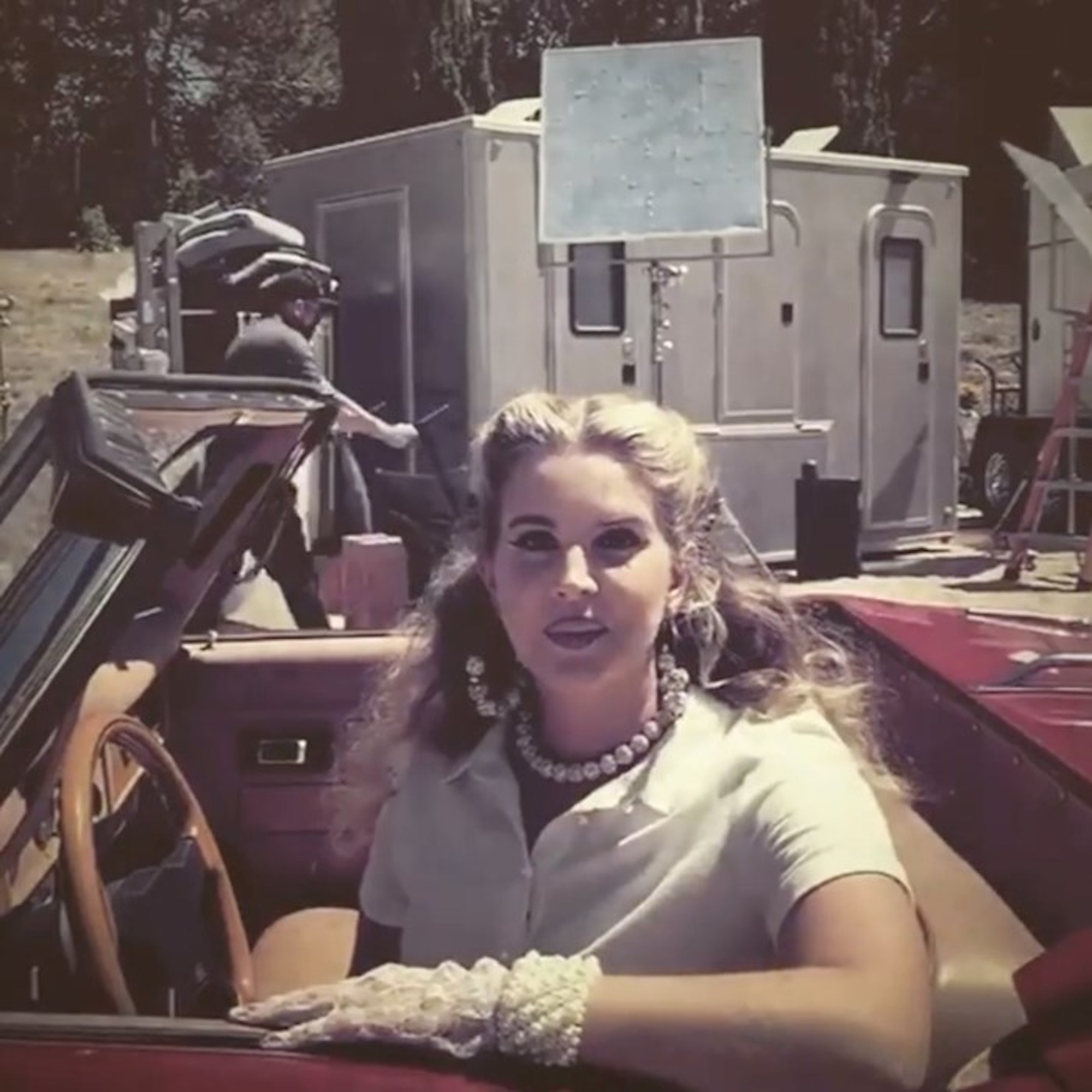 Lana Del Rey Chemtrails Over The Country Club