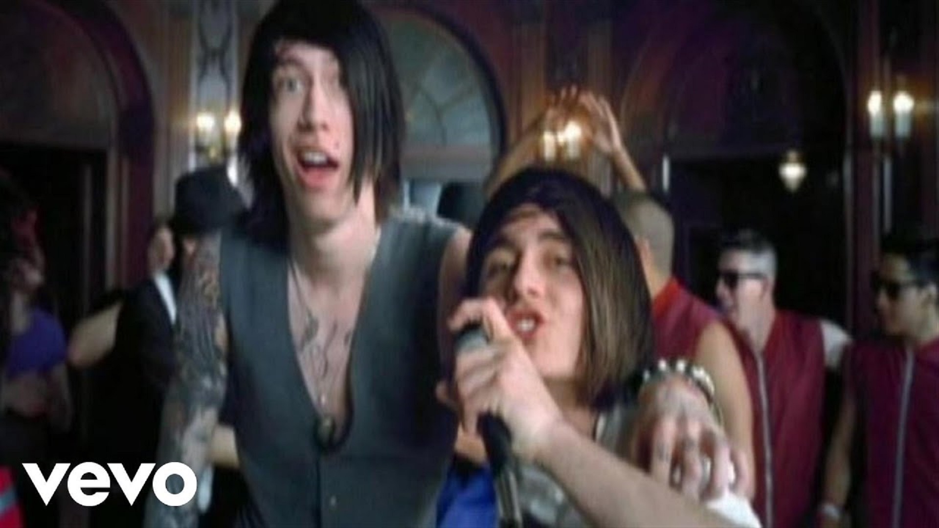 Metro Station Shake It