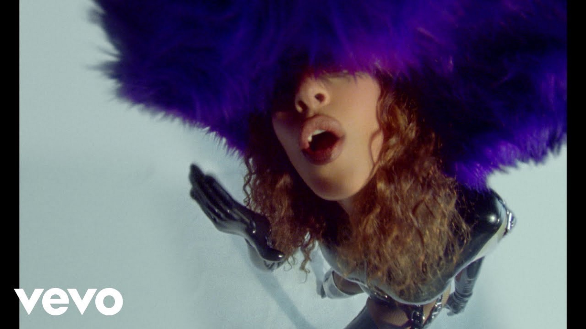 Snoh Aalegra Neon Peach (video)