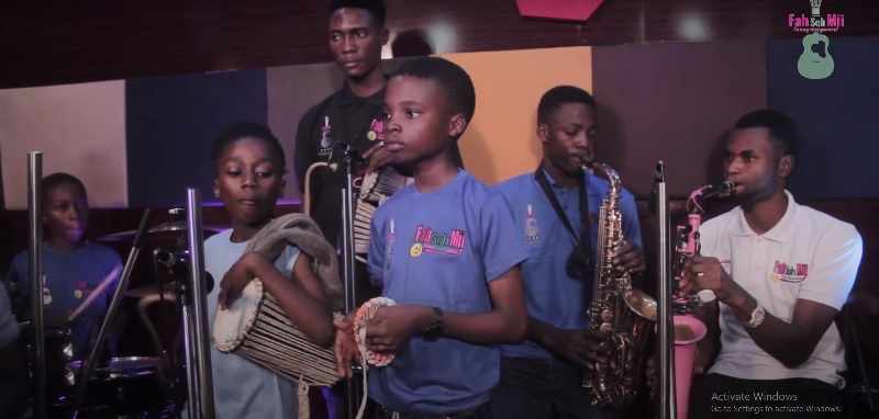 FahSohMii Musical Crew Changes The Western Ding Dong Merrily On High To African Style of Music (Video)