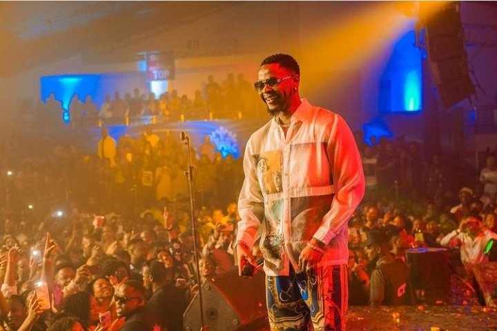 Singer, Kizz Daniel Apologises To Tanzania Fans During His Performance