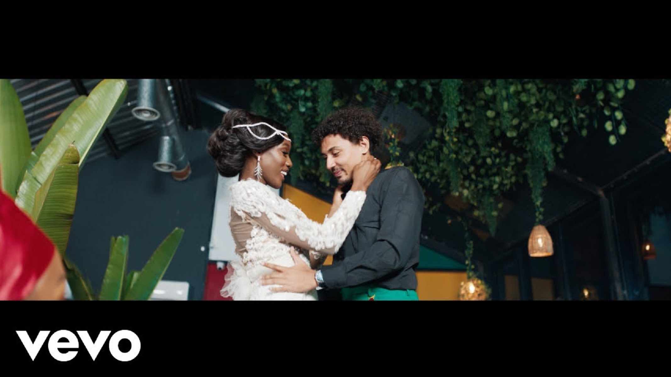 Phyno Full Current (video)