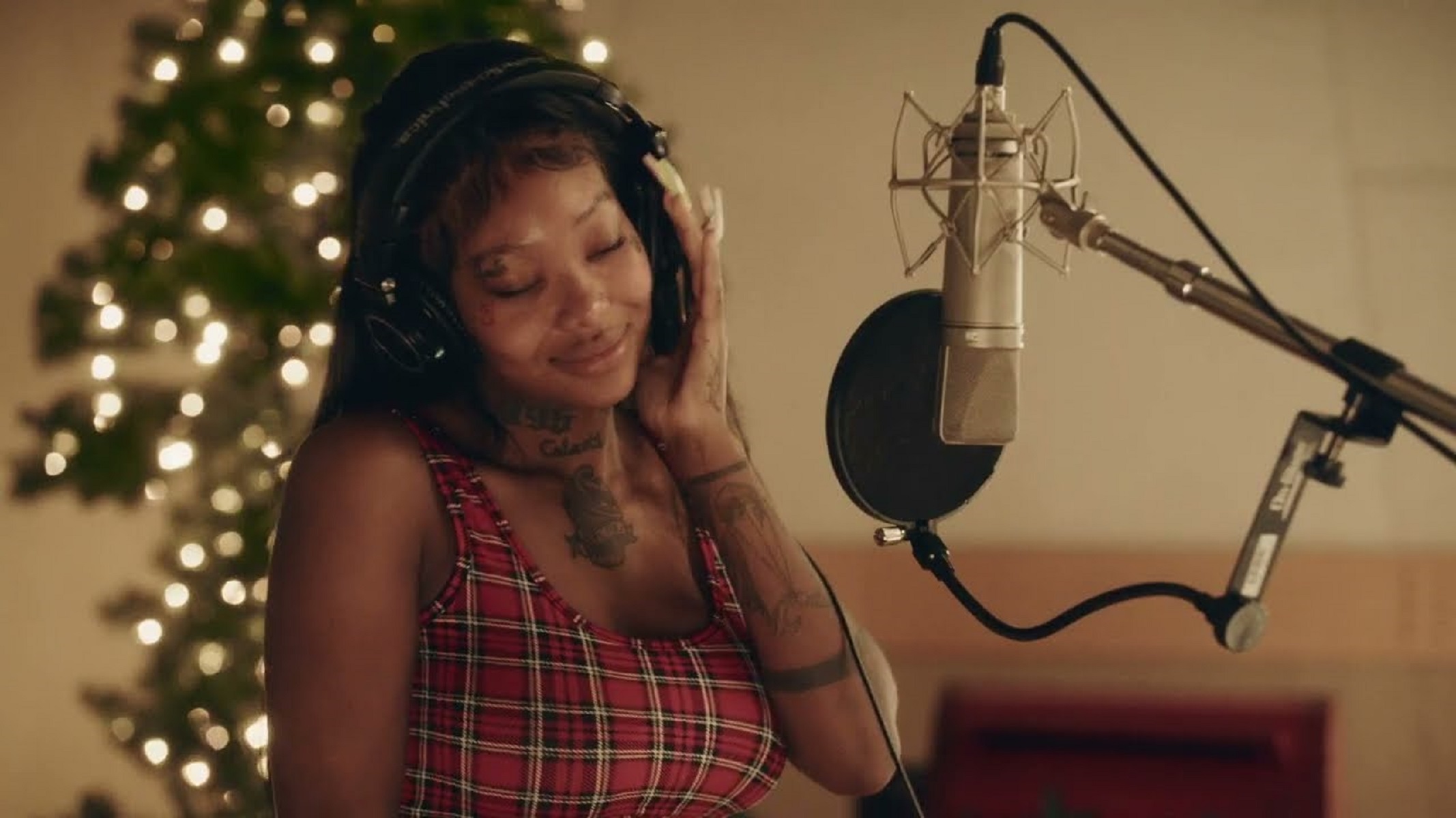 Love Renaissance (lvrn), Summer Walker Santa Baby (2)