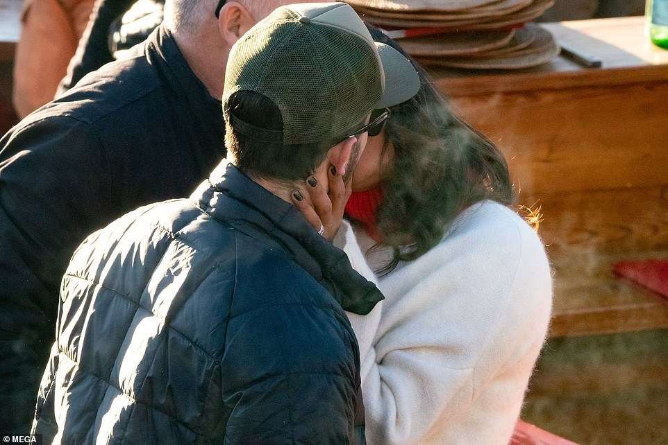 5c2c5faeb98ab Entertainment Gists Foreign General News Lifestyle & Fashion News Photos Relationships 