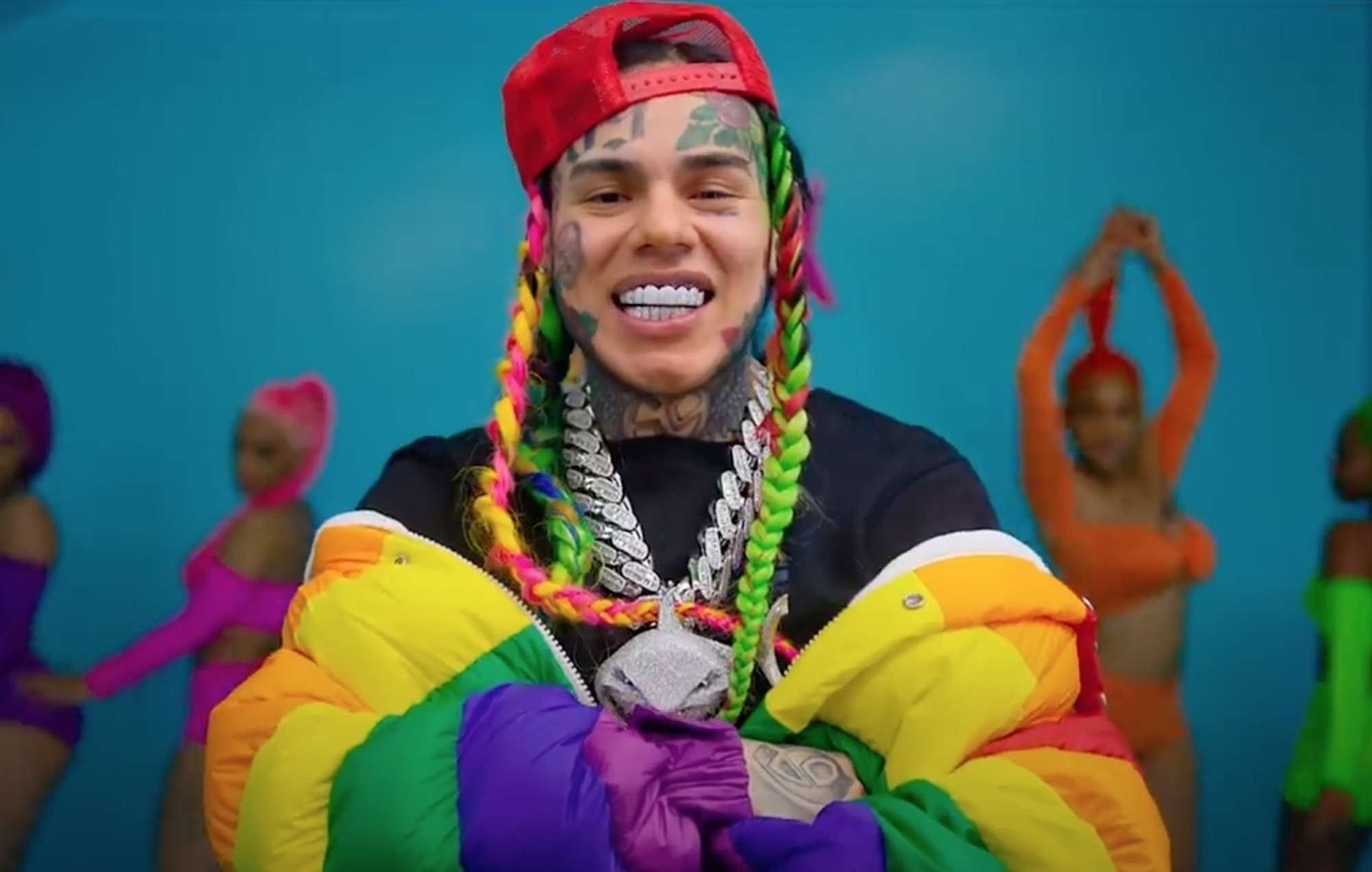 Tekashi 6ix9ine Reveals Bald Head
