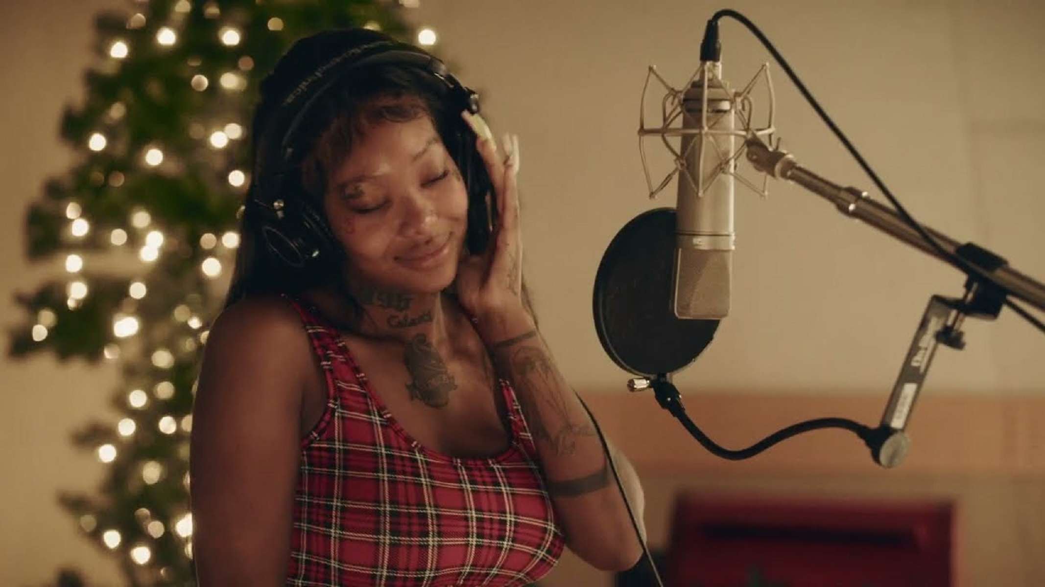 Love Renaissance (lvrn), Summer Walker Santa Baby (2)