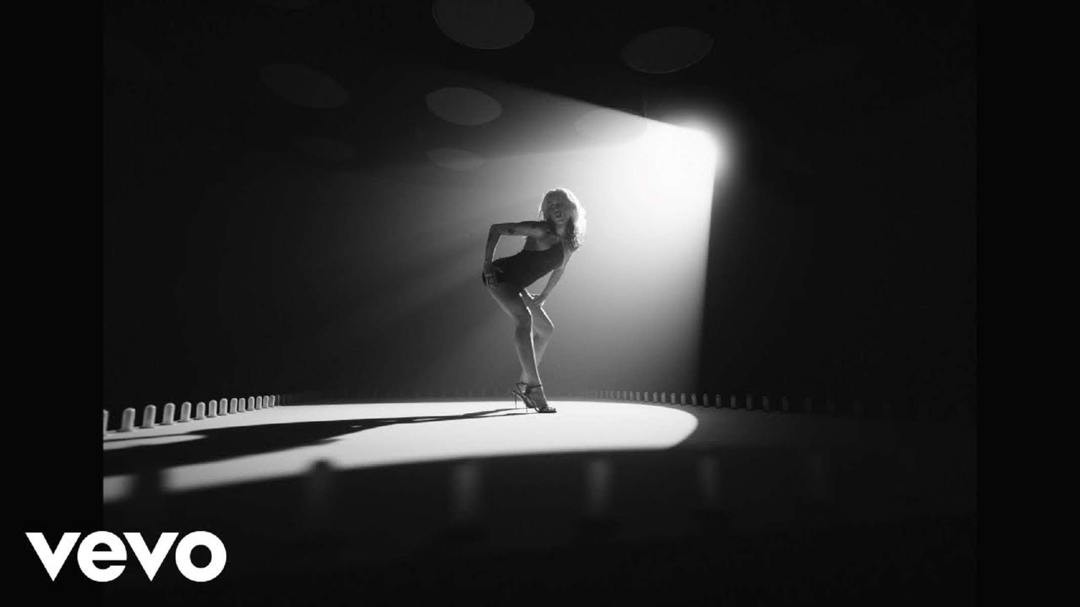 Miley Cyrus River (video)