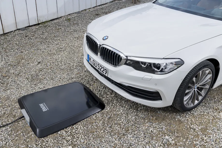 The Hybrid 2018 BMW 530e Car offers Wireless Charging