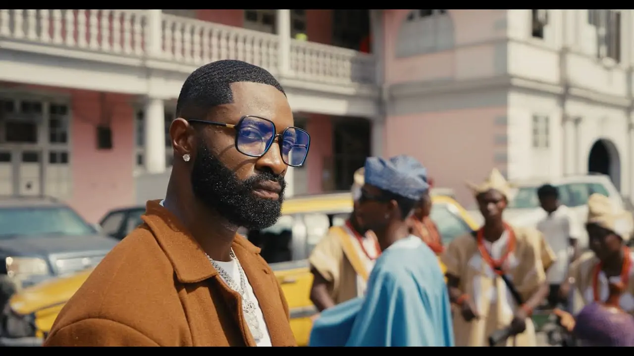 ric hassani moving train visualizer