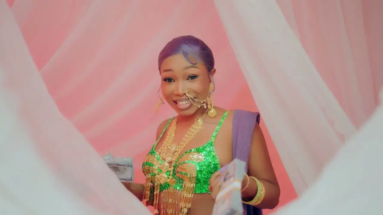 guchi, salima chica gimme the money (video)